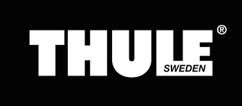 Zu sehen ist das Logo der Marke Thule mit weißem Schriftzug in klaren, fetten Großbuchstaben, platziert auf schwarzem Rechteck. Unterhalb des Schriftzuges steht in kleiner weißer Schrift „Sweden“.