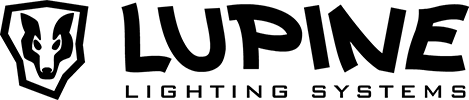 Zu sehen ist das Logo der Marke Lupine mit schwarzem Schriftzug in klaren, fetten Großbuchstaben, links daneben ein stilisiertes schwarzes Schild-Symbol mit einem Wolfs- oder Hunde-Kopf darin.