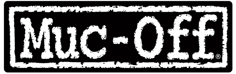 Zu sehen ist das Logo der Marke Muc-Off mit weißem Schriftzug in klaren, leicht unregelmäßigen Groß- und Kleinbuchstaben, platziert in einem schwarzen Rechteck mit einer weißen, rauen Umrandung.