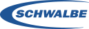 Zu sehen ist das Logo der Marke Schwalbe mit blauem Schriftzug in klaren, fetten Großbuchstaben, platziert in einer weißen Ellipse mit einem dynamischen blauen Bogen über und unter dem Schriftzug.