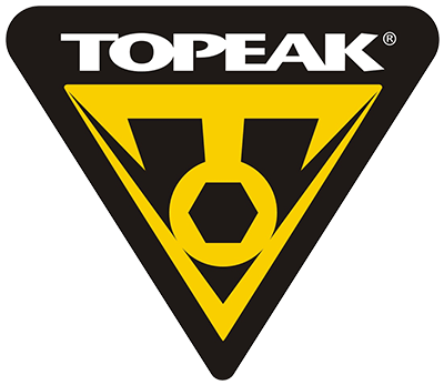 Zu sehen ist das Logo der Marke Topeak mit weißem Schriftzug in klaren, fetten Großbuchstaben, platziert oberhalb eines nach unten zeigenden gelben Dreiecks mit schwarzer Umrandung. Im Inneren des Dreiecks befindet sich ein stilisiertes gelbes „T“-Symbol.