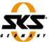 Zu sehen ist das Logo der Marke SKS mit schwarzem Schriftzug in klaren, fetten Großbuchstaben, hinterlegt von einem orangefarbenen Kreis mit weißem Rand.